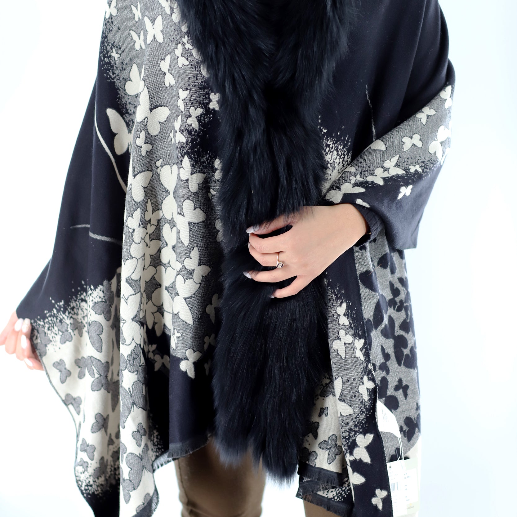 FUR TRIM WRAP- BLACK - Wrap - La Fiorentina TNW202-904-BLK